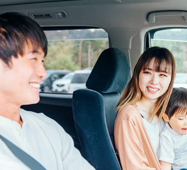車に乗る家族の写真