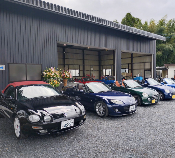 車が並んでいる写真