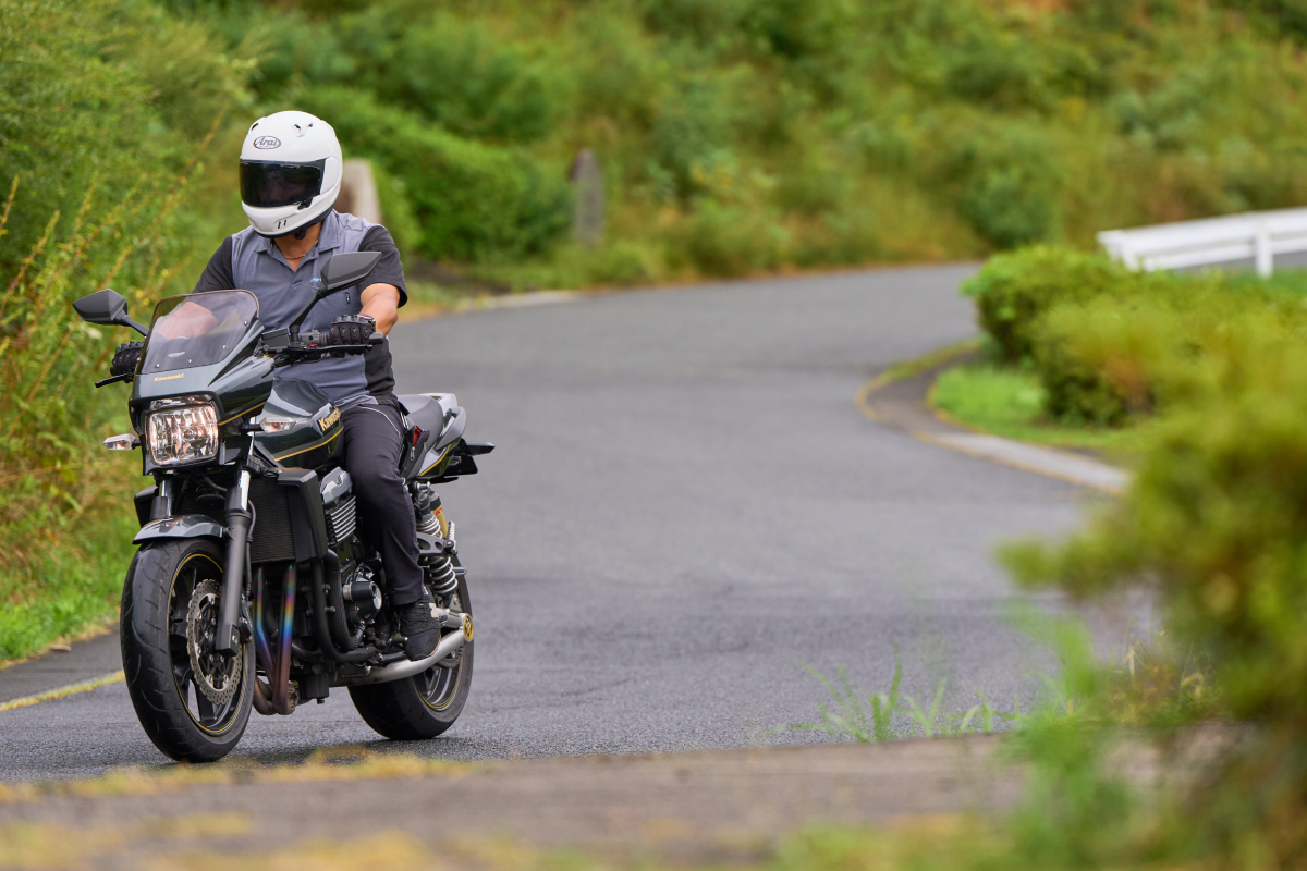 バイクに乗る男性
