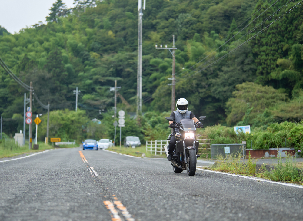 バイクに乗る男性