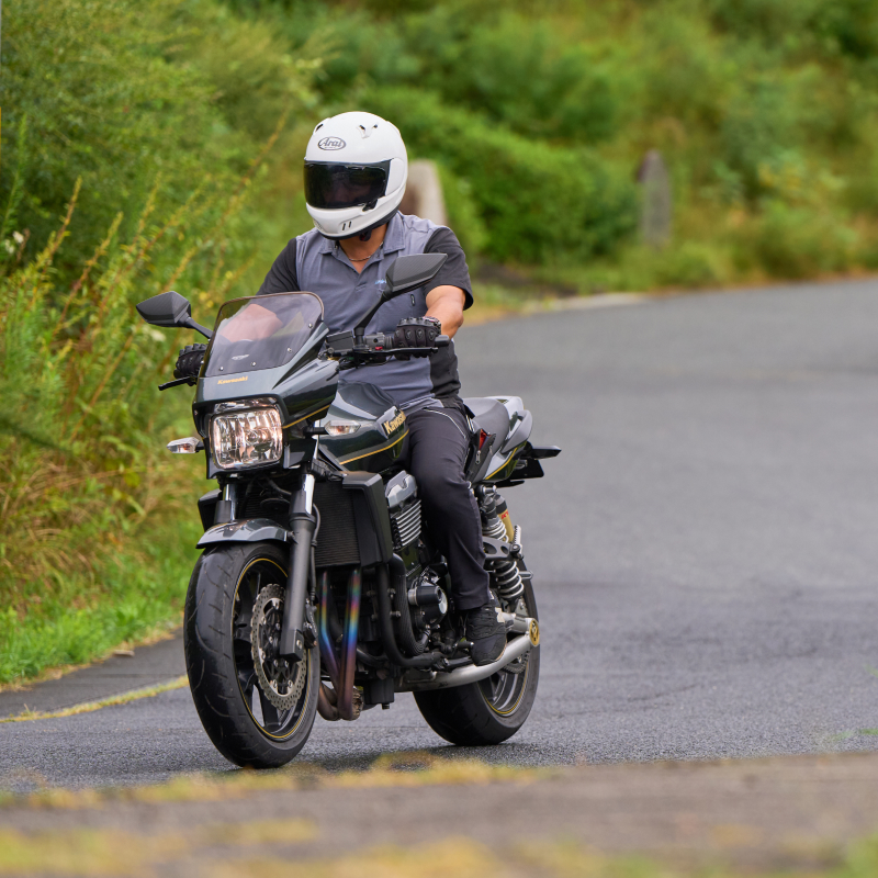 バイクに乗る男性